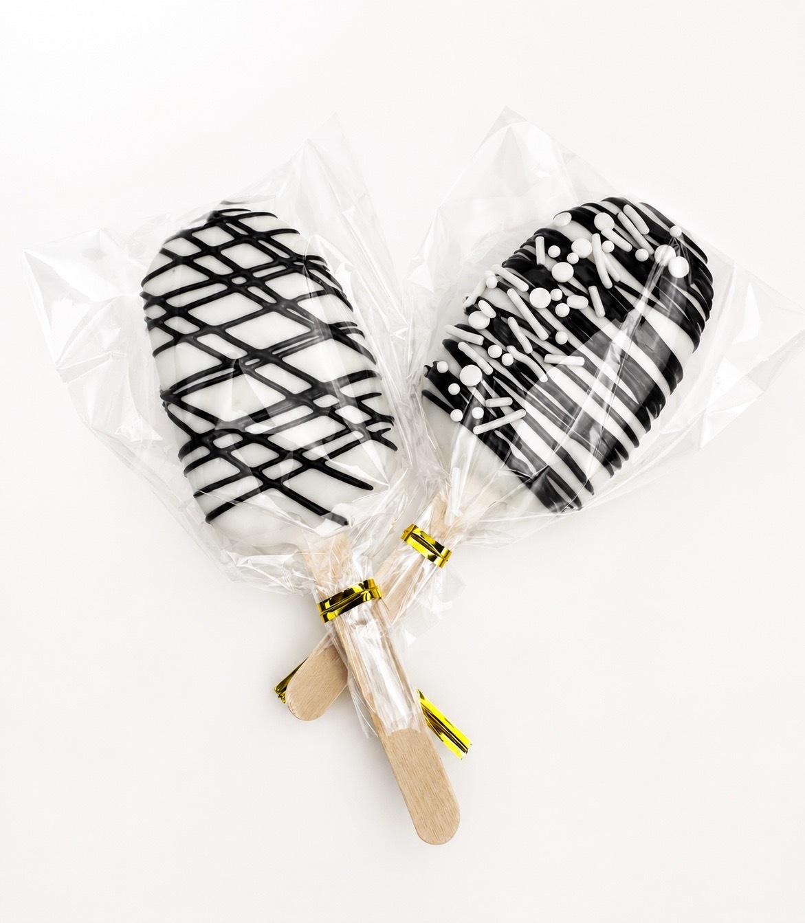 Black and white drizzle cakesicles